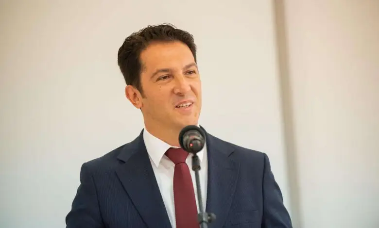 Bekim Sali godet Llogën  Gara e servilizmit ndaj Ali Ahmetit ka degraduar
