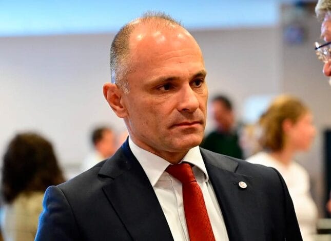 Filipçe  Rritet borxhi publik  foshnjat lindin me borxh