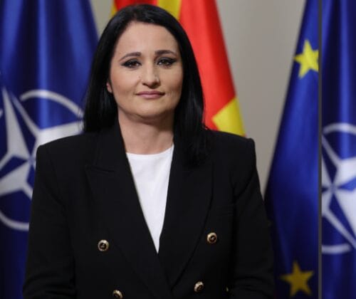 Zëdhënësja e Qeverisë  Venera Azizi  prezanton arritjet e 11 muajve të qeverisjes  Marrëveshje miliardëshe  rritje pagash dhe investime kapitale