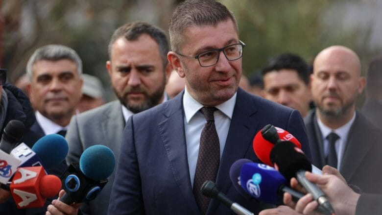 Mickoski  Ali Ahmeti në vend që të kërcënojë le të bëjë reforma partiake