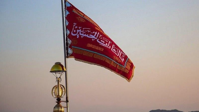 Irani vendos flamurin e kuq mbi xhaminë Jamkaran  Çfarë do të thotë kjo  