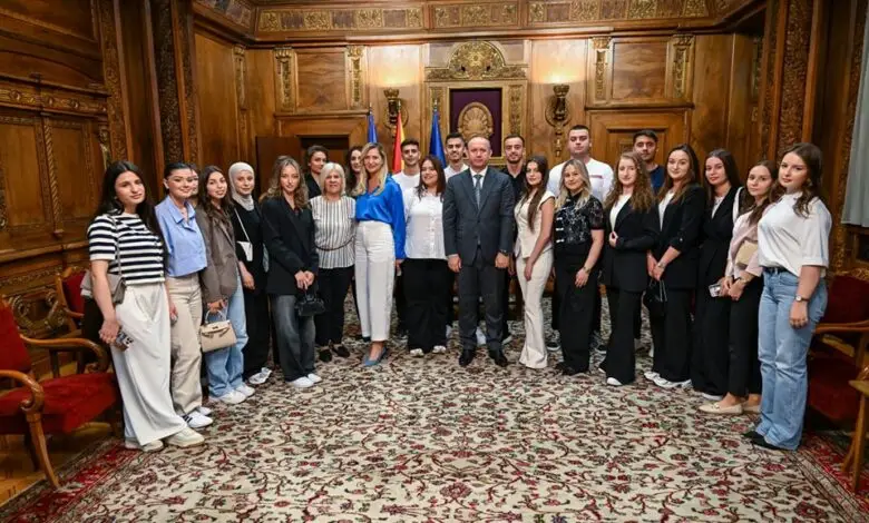Kryeparlamentari Gashi pret studentët e UNT së  E ardhmja ndërtohet mbi dije dhe vlera njerëzore