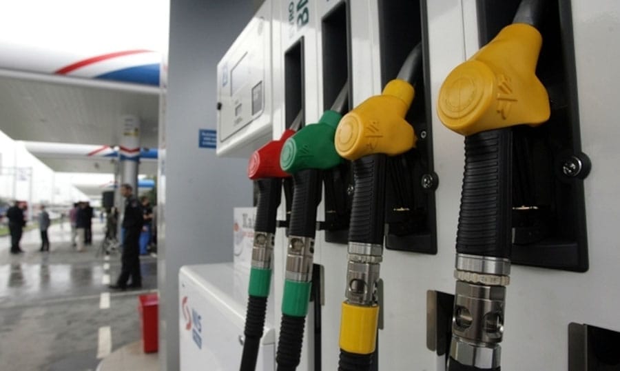 Lirohet benzina  nafta shtrenjtohet për 0 50 denarë