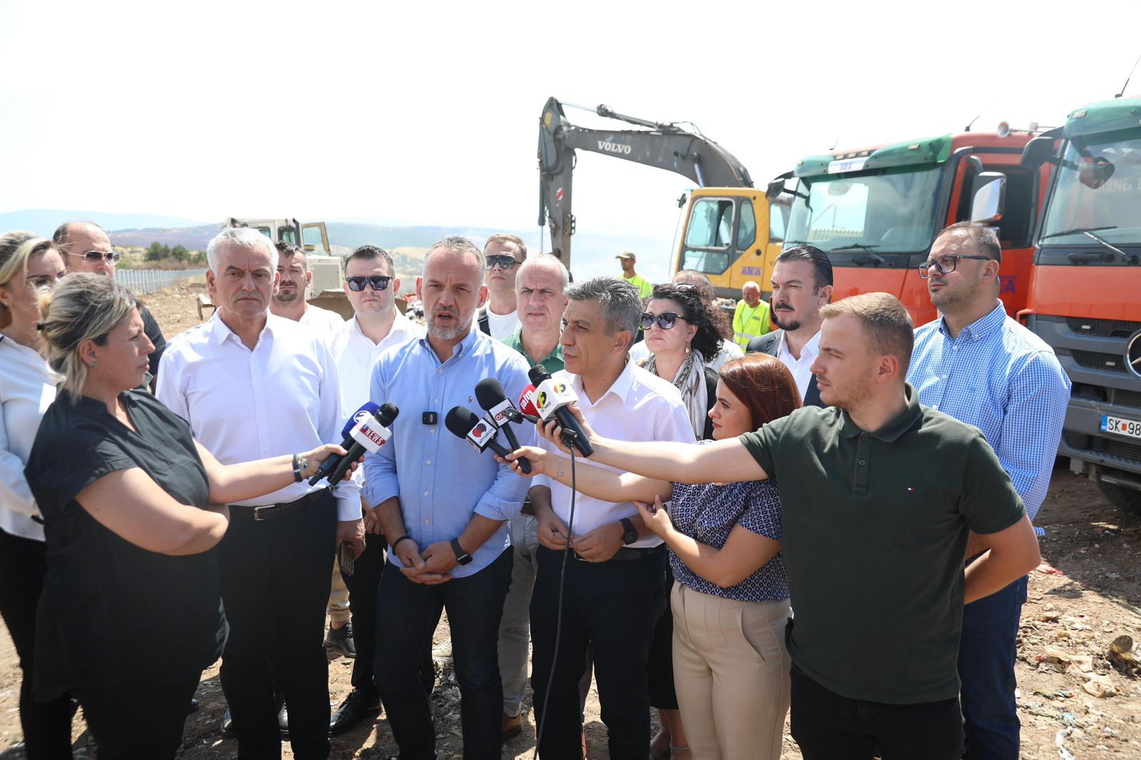 Fetai nderon Komandant Kumanovën  Lavdi e përjetshme dëshmorëve të kombit
