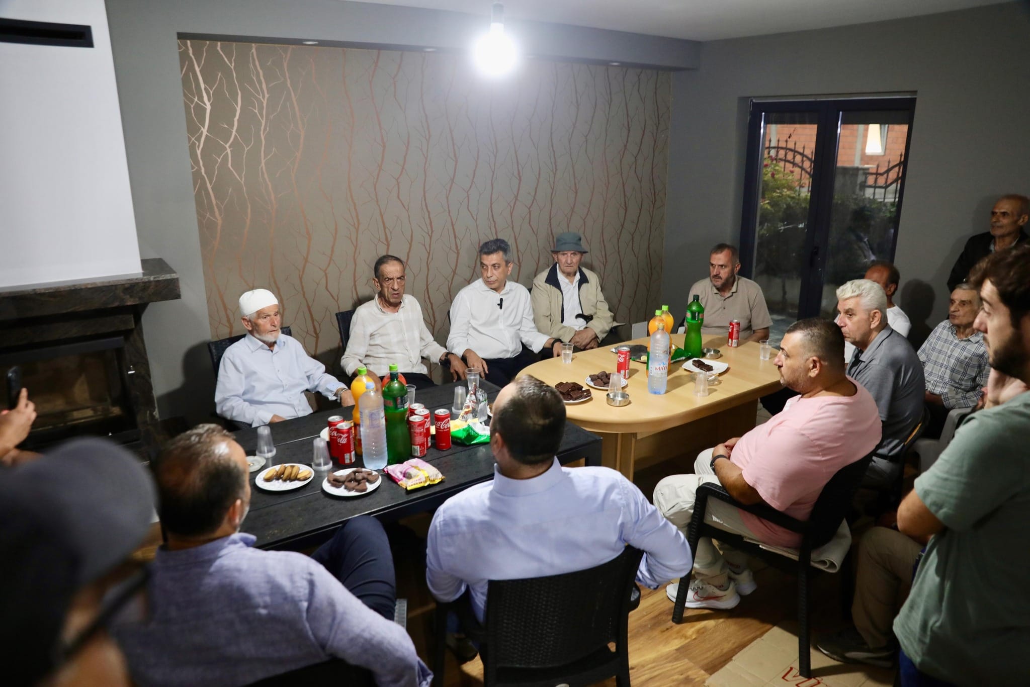 Izet Mexhiti pritet me ngrohtësi në Gazi Babë  Biseda të hapura me banorët për sfidat dhe pritshmëritë e tyre