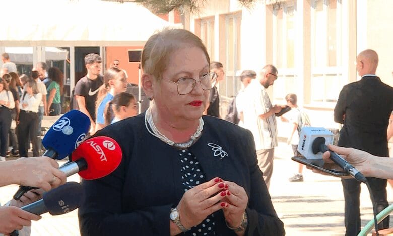Janevska paralajmëron rregulla të reja për tekstet shkollore