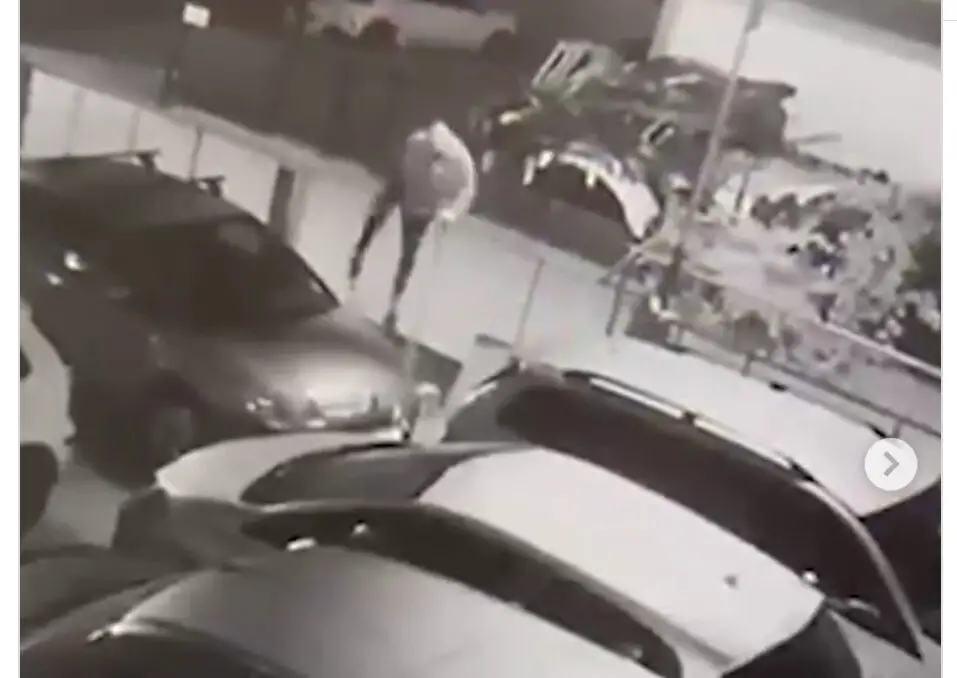 Një person ka djegur disa vetura në një autoservis në Shkup