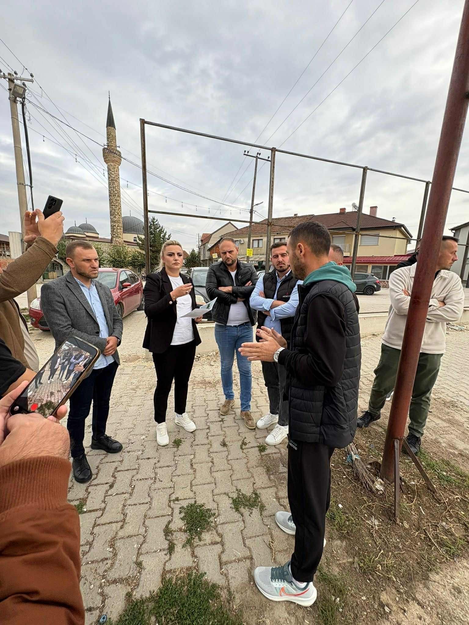Blerim Islami dhe Safije Sadiku premtojnë rikonstruksion urgjent të fushës sportive në Zhitosh