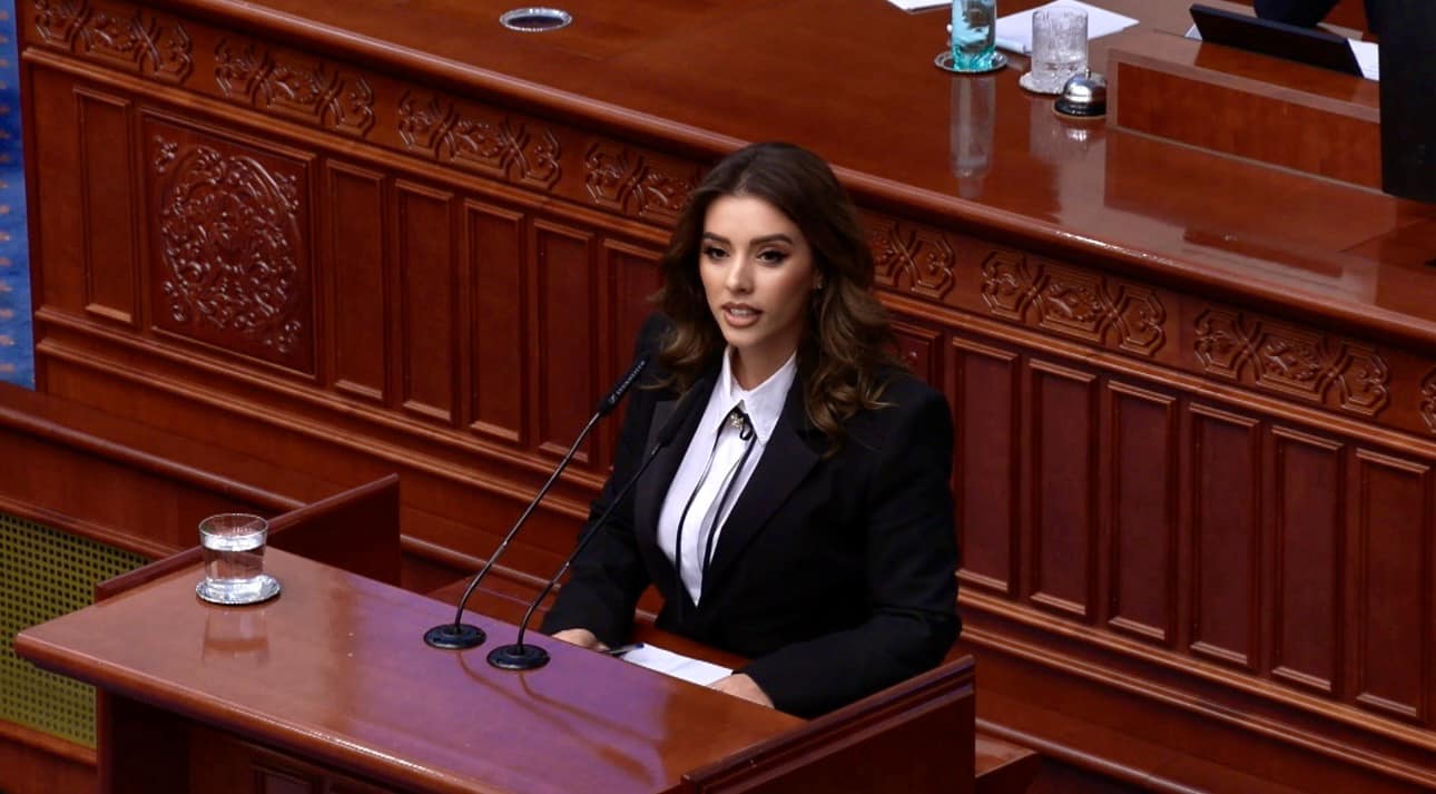 Deputetja Feride Haxhiu nxjerr zbuluar kandidatin e AKI së  Blerand Ramadani  Po promovon projekte që mbajnë vulën e VLEN it