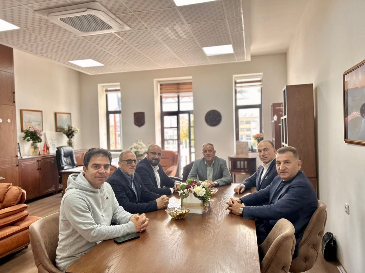 Komuna e Strugës  Mendi Qyra takohet me përfaqësues të Forumit Ekonomik Mbarë Shqipta