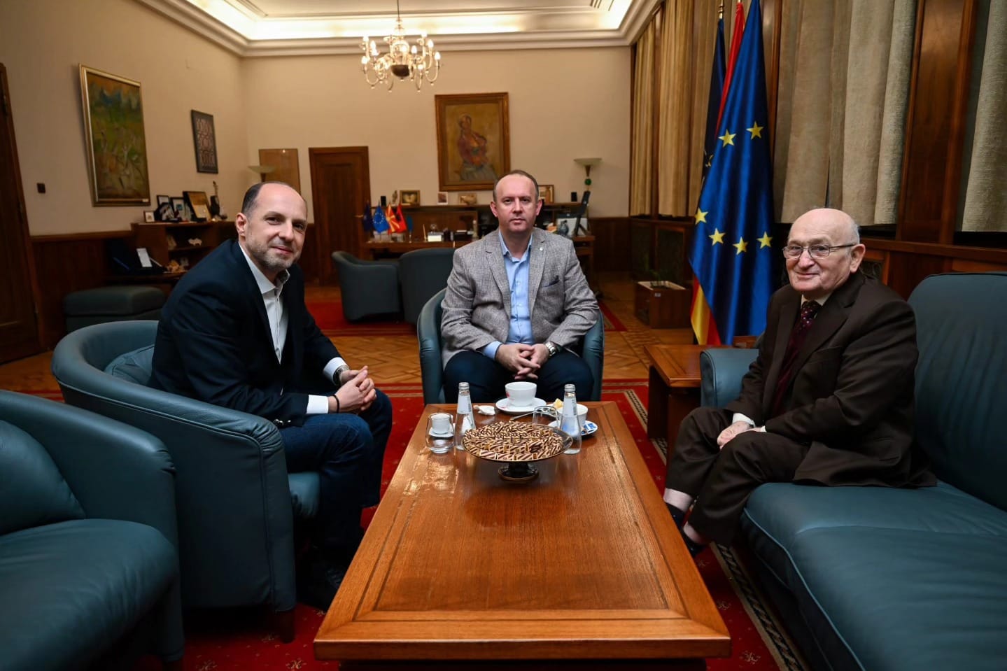 Afrim Gashi takon profesorin Xhevat Lloshi në Shkup