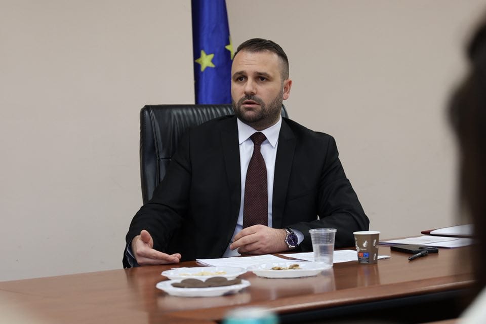 durmishi-ne-muajin-mars-paga-minimale-do-te-rritet-per-2-000-denare