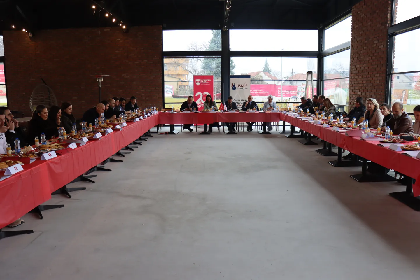 ibu-ja-organizon-takim-me-mediat-ne-maqedonine-e-veriut