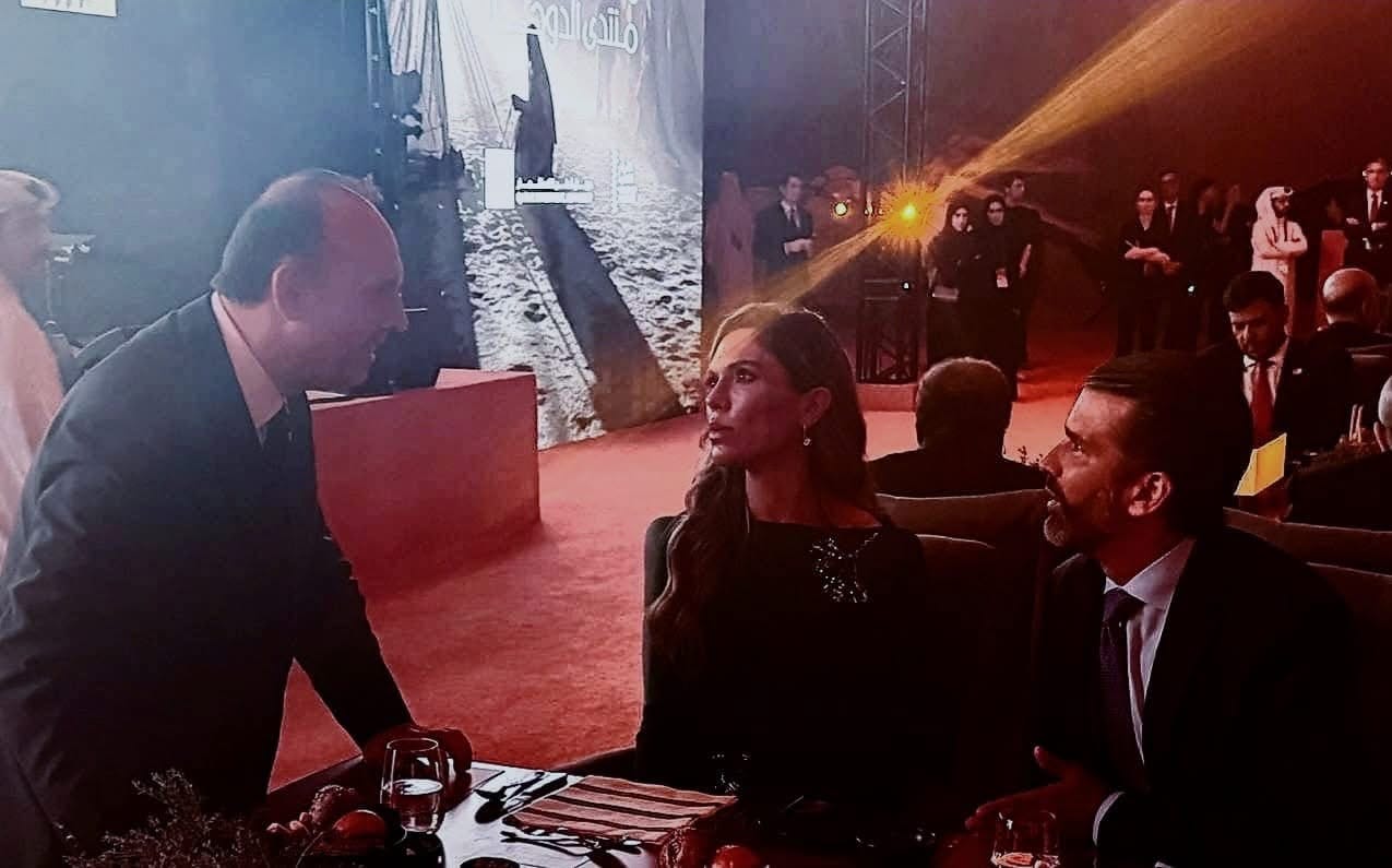 Kryetari i Kuvendit  Afrim Gashi  bashkëbisedon me djalin e Donald Trump në mbrëmjen gala të Doha Forum 2025