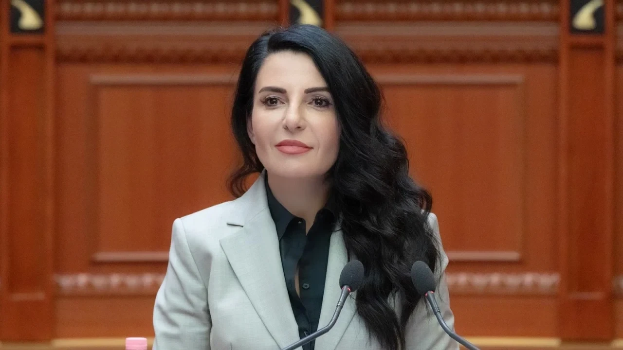 Kushtetuesja e kthen në detyrë Belinda Ballukun