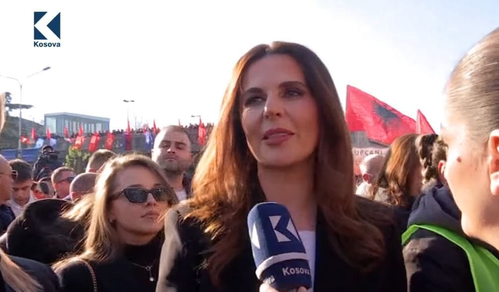 Vlora Çitaku në protestën për ish krerët e UÇK së  Jam këtu si shqiptare  jo si zyrtare politike