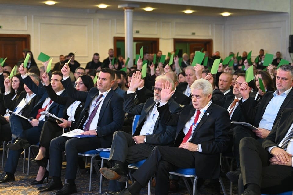 Ahmeti godet të pakënaqurit  Ata që ikin pse s kanë funksione  lirisht le të ikin