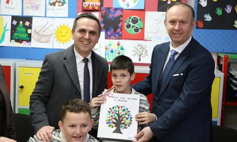 afrim-gashi-viziton-shkollen-liria-ne-tetove-donacion-per-paralelen-me-aftesi-ndryshe