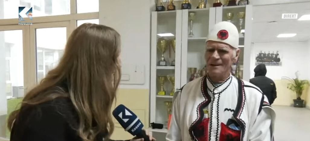 Me veshje kombëtare ia mësyn qendres së votimit