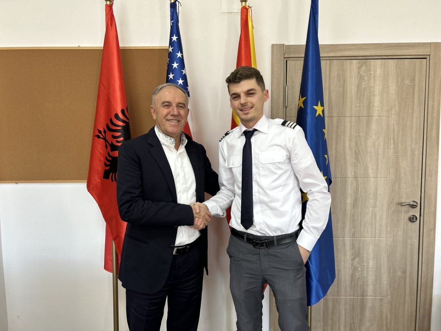 Takim motivues  Kryetari Mendi Qyra përgëzon pilotin e ri Ariton Ismaili