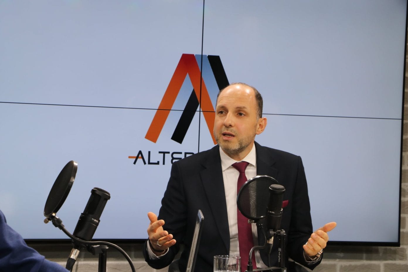 ibrahimi-uck-ja-eshte-vlere-e-gjithe-shqiptareve-nuk-eshte-prone-e-ahmetit-e-taravarit