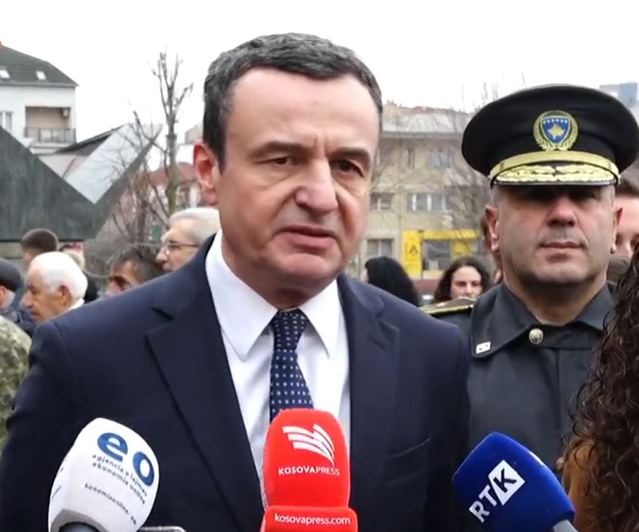  Rënia e tyre i dha hov UÇK së   Kurti nderon Zahir Pajazitin me bashkëluftëtarë