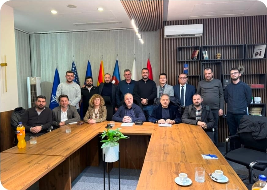 Azizi me shtabin e VLEN it  Raporti u mbyll  fituam bindshëm zgjedhjet lokale 2 me 1 ndaj AKI së