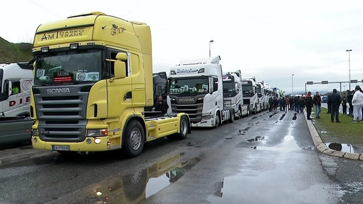 Transportuesit e Maqedonisë tërhiqen nga bllokadat