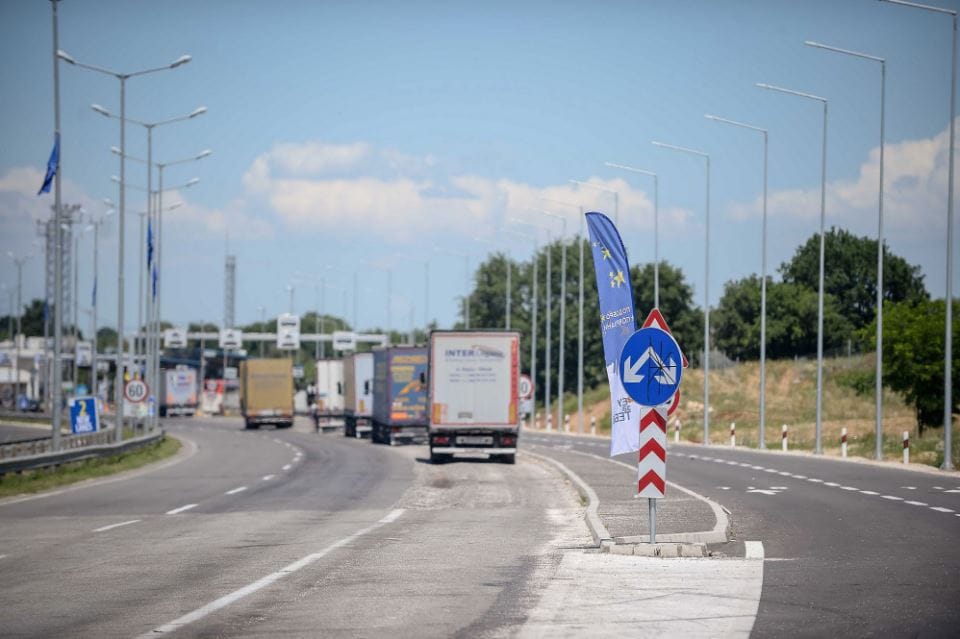 Nesër në mesditë 370 kamionë do të bllokojnë të gjitha pikat kufitare në vend