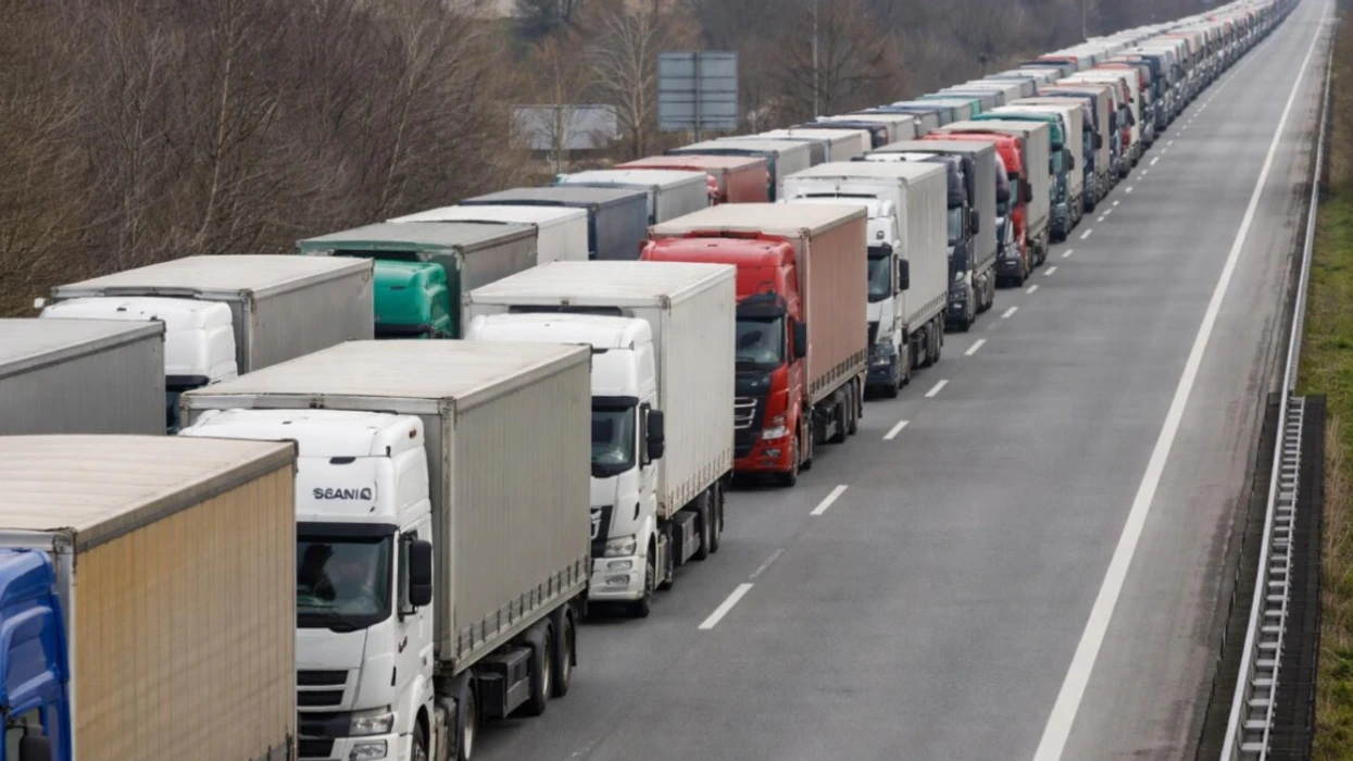 Bllokadë në disa pika kufitare  transportuesit e mallrave sot në protestë