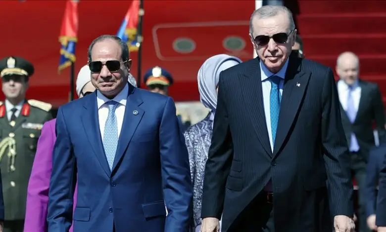 Presidenti Erdogan mbërrin për vizitë në Egjipt  pritet nga homologu Sisi