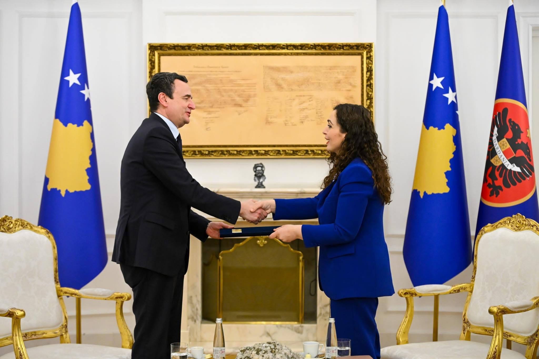 Vjosa Osmani cakton Albin Kurtin mandatar për formimin e Qeverisë së re të Kosovës