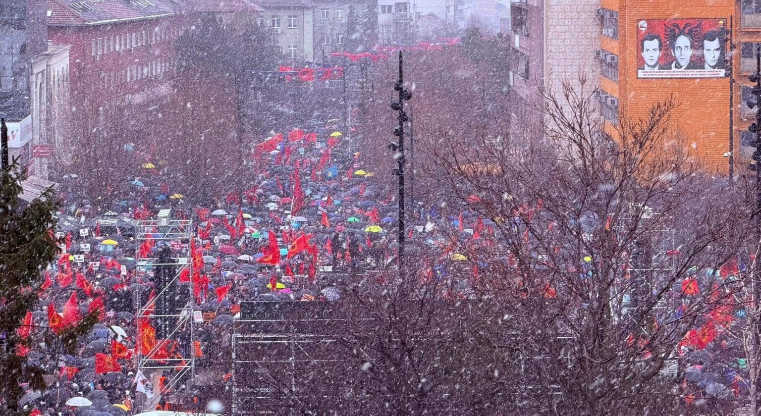 Qytetarët mbushin sheshin Prishtinën  fillon marshi  Drejtësi  jo politikë 