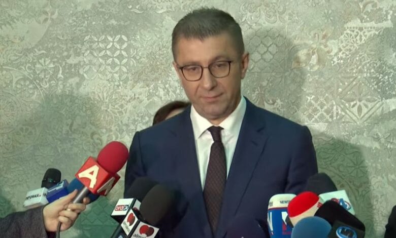 Qeveria do të heq dorë nga furnizimi me avion të ri  Mickoski  Do të lutemi që të mbetemi gjallë