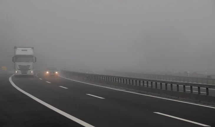 Mjegull në rrugën Tetovë   Shkup  borë në Kodrën e Diellit dhe Presekë