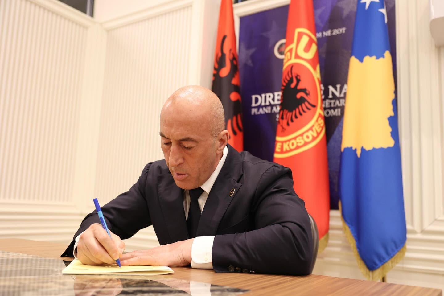  Rroftë UÇK ja     Haradinaj nënshkruan peticionin në përkrahje të Thaçit dhe të tjerëve