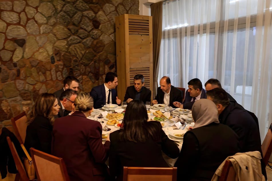 Zv kryeministri i parë Bekim Sali shtroi iftar për funksionarët e VLEN it