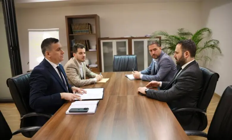 besar-durmishi-dhe-muhamet-hoxha-diskutojne-per-thjeshtimin-e-procedurave-administrative