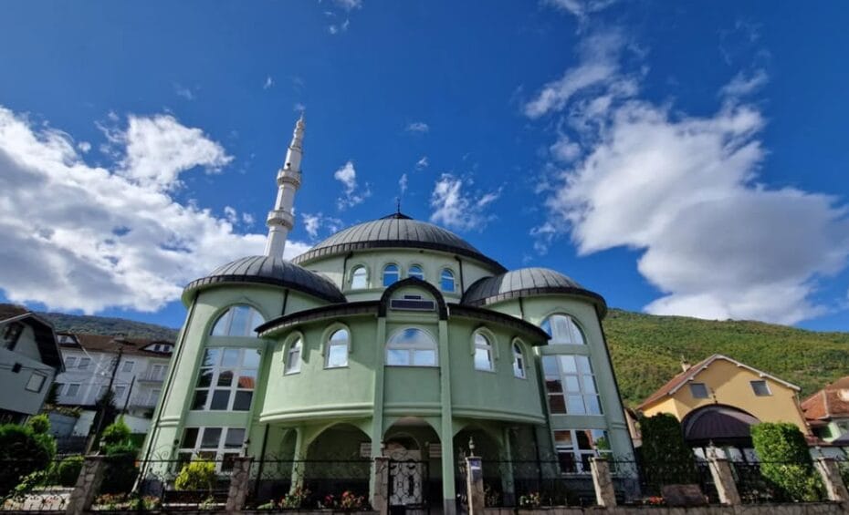Vidhen paratë në xhaminë e Sllatinës së Tetovës