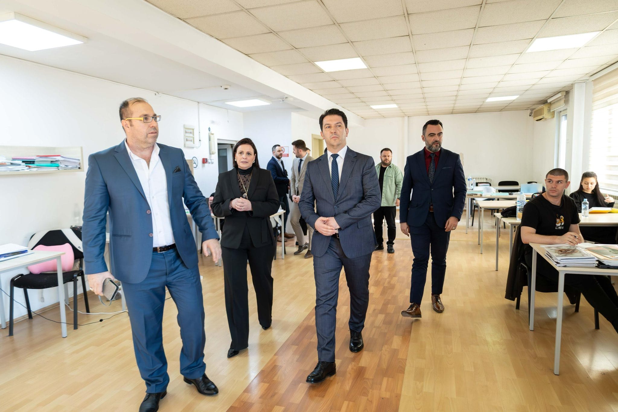 Zv kryeministri i parë Bekim Sali dhe Driton Sulejmani vizitojnë Konviktin  Pellagonia   Së shpejti nis rikonstruksioni i konvikteve