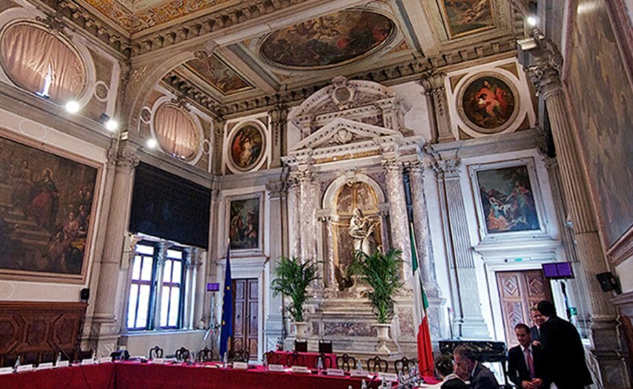 Vjen mendimi i Komisionit të Venecias për shqipen  theksohet zbatimi praktik dhe nevoja për burime nga shteti