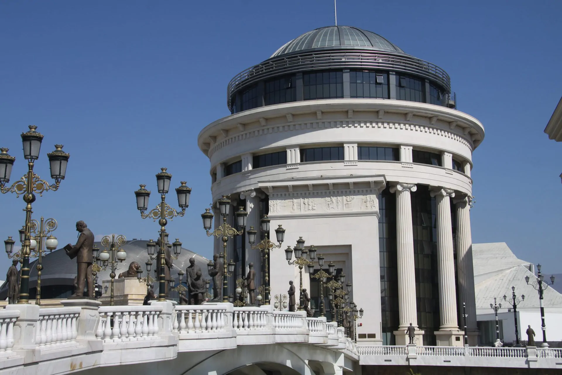 prokuroria-nis-hetim-ndaj-nje-shkupjani-qe-dyshohet-se-tentoi-te-vrase-bashkeshorten-me-arme-zjarri