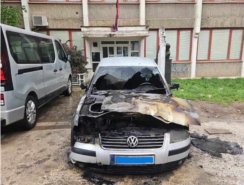 Djali rrahu babën dhe ia dogji veturën