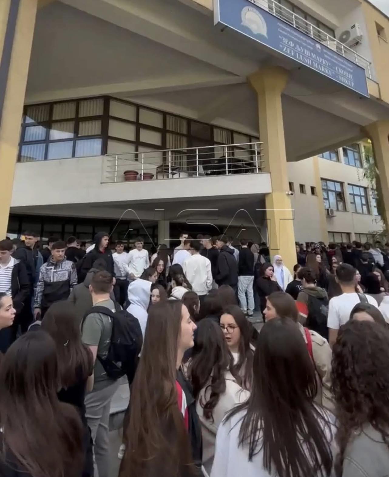 Zjarr në një klas në shkollën e mesme  Zef Lush Marku  në Shkup  evakuohen nxënësit