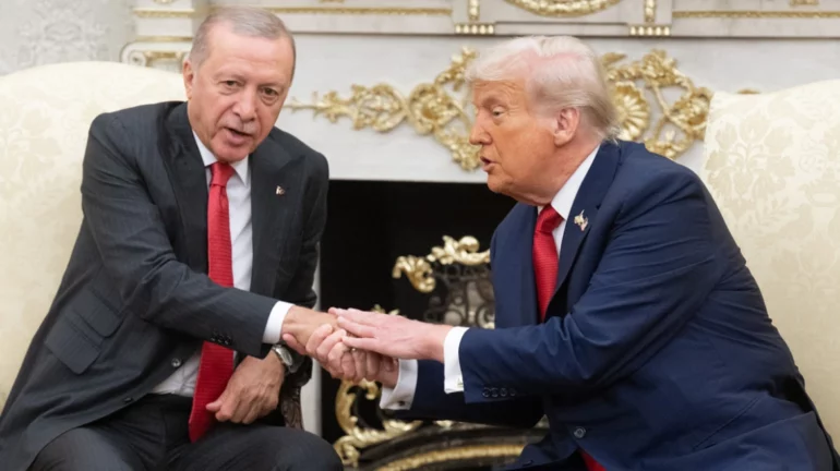  Na e lidh atë qenin e tërbuar   Trump i lutet Erdoganit  zbulohet telefonata e tyre sekrete