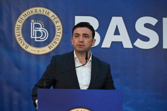  20  në Kushtetutë është etiketë    Osmani  Gjuha shqipe është e barabartë dhe zyrtare në Maqedoni