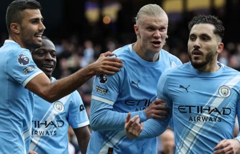 Manchester City mposht Arsenal dhe rikthehet në garën për titull