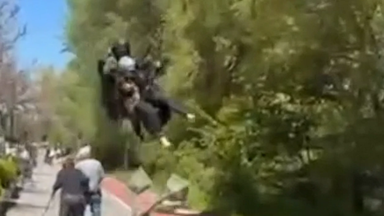 Parashutisti rrezikon këmbësorët në Ohër  për pak godet nënën me fëmijën