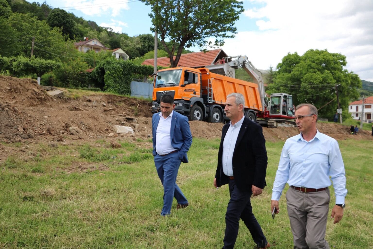 Feti Abazi  Në Pirok  po ndërtojmë murin mbrojtës  pranë shkollës fillore   Siguria e nxënësve  mbetet prioritet 