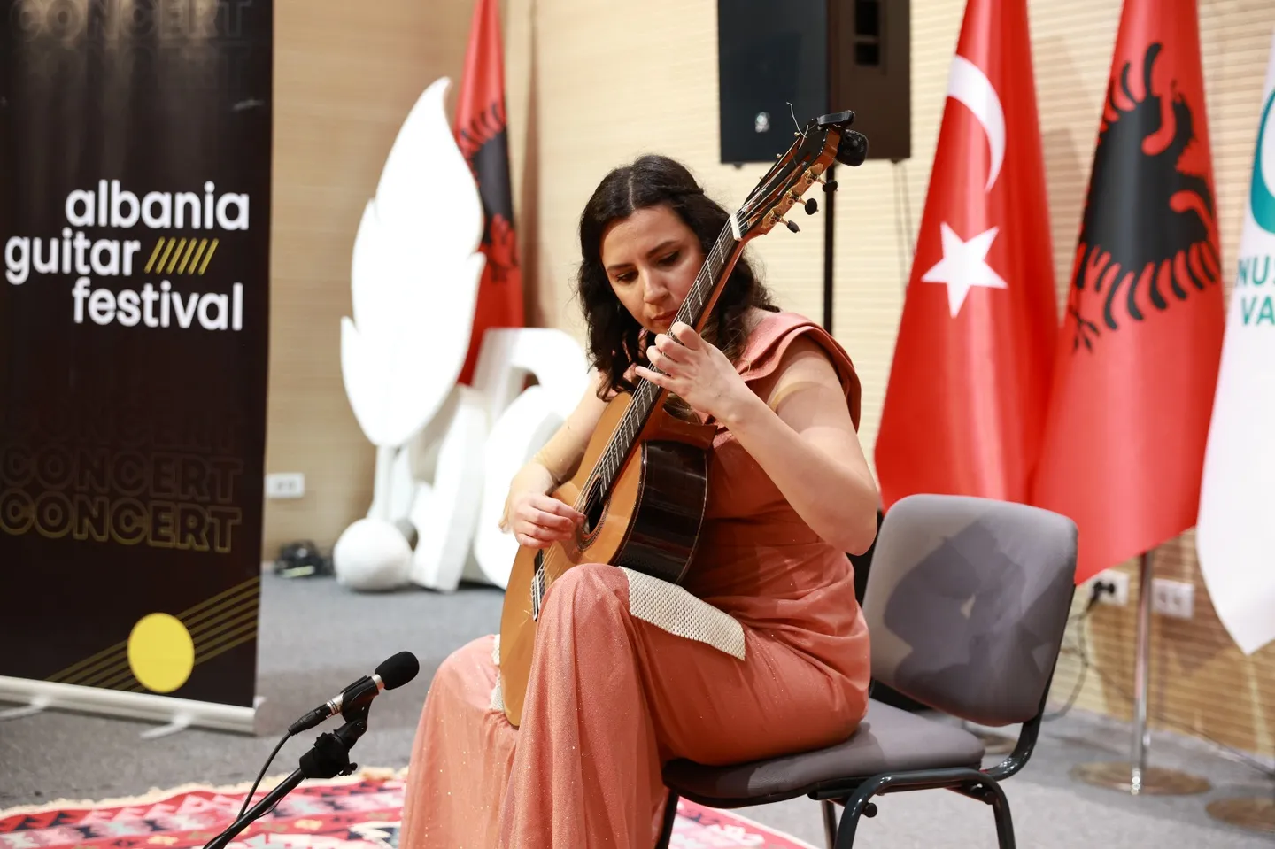 Kitaristja e njohur turke  Aysegul Koca  performon në Tiranë